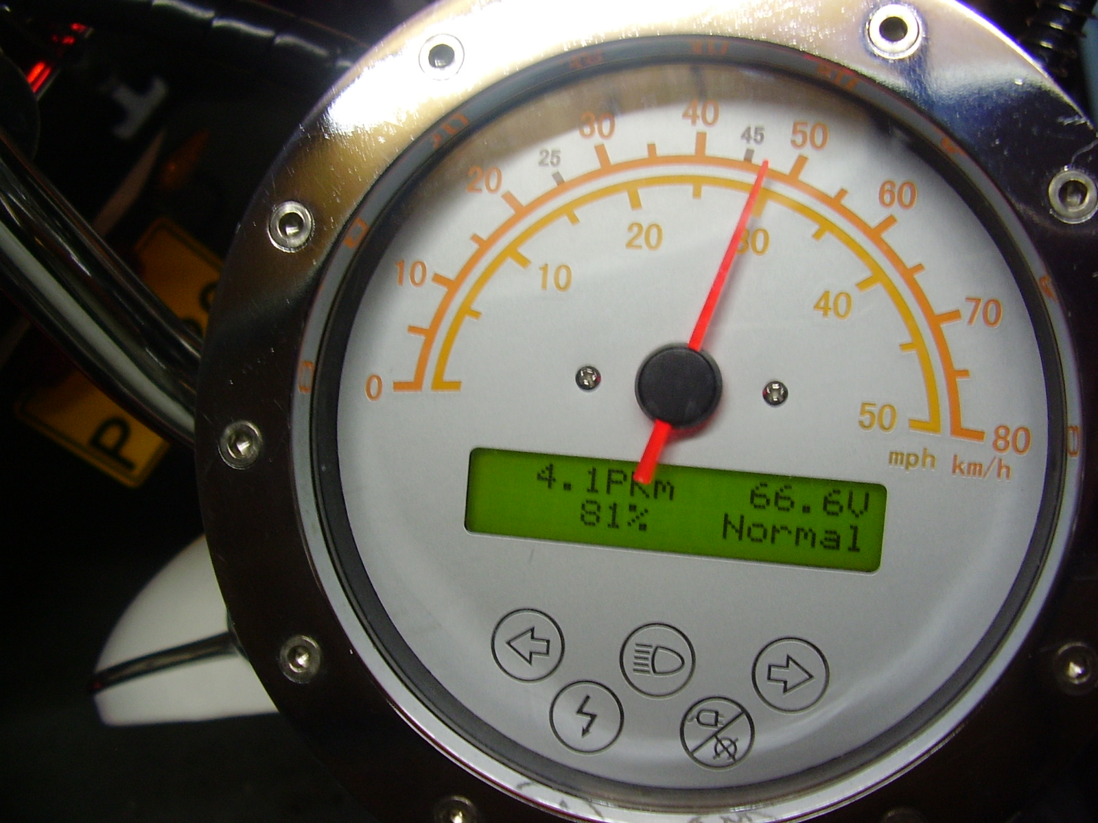 Como a mota estava no descanso central, a velocidade está uns 10Km/h maior.