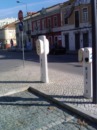 fica no sentido praias(figueirinha) entrada de Setubal na av. Luisa Todi