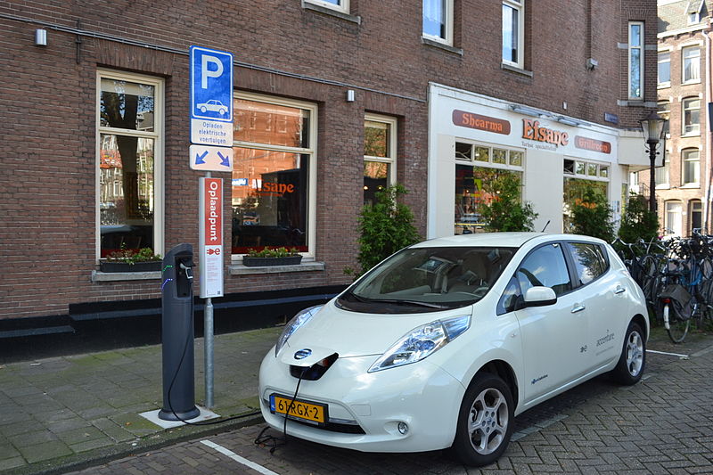 800px-Nissan_Leaf_aan_Amsterdamse_laadpaal.jpg