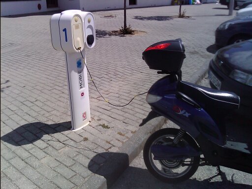 Posto Mobi-e no Faralhão- Setubal,<br />ao pé da caixa geral de depositos,<br />a funcionar.