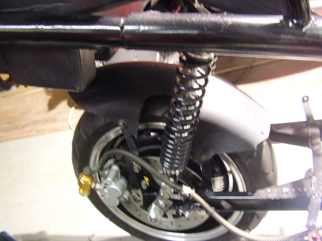 A roda motor já se encontra no seu devido lugar, com uma pequena melhoria na posição dos amortecedores, beneficiando o conforto!