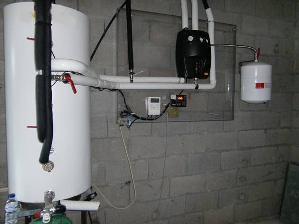 Vista geral termoacumulador 1 + control.JPG