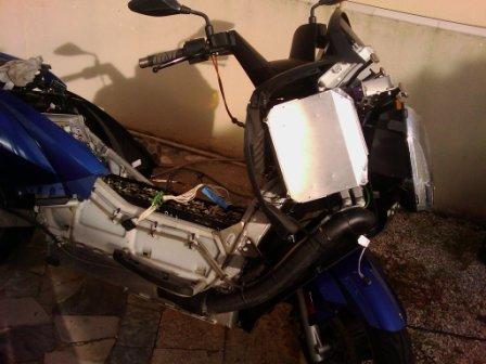 quando tem a carenagem posta é um pouco difícil colocar uma das fichas, mas basta dizer umas quantas asneiras e uma esfoladela e resolve-se...