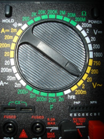 Onde coloco o selector para medir ohms?