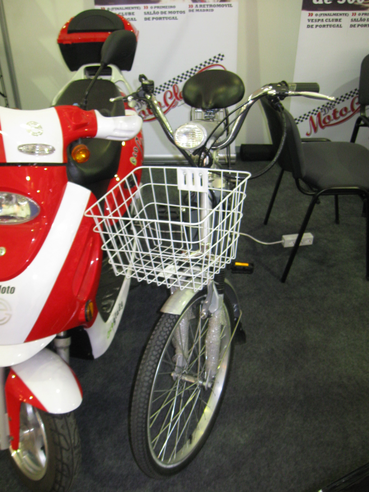 A Bicicleta com o belo do motor auxiliar, como é jmal não te lembras te de espremer um lugar!!!!