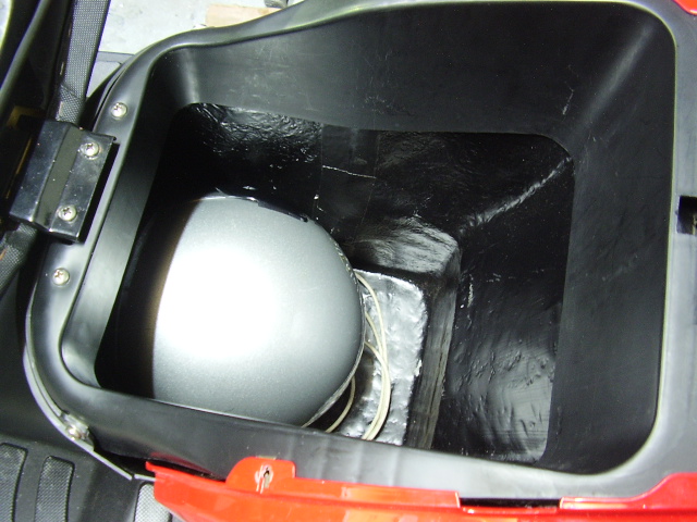 Com um capacete.