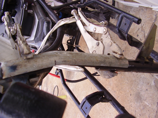 Trabalhos não previstos. Reforço ao quadro com tubo de 3mm de espessura em aço galvanizado, por ter feito um corte nos tubos originais para que o novo controlador coubesse no melhor local para seu arrefecimento.