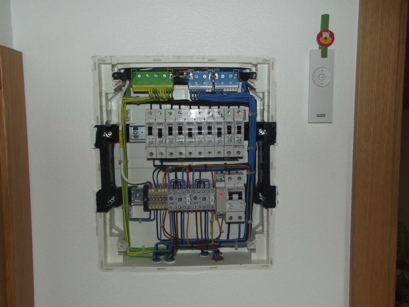 um dos quadros electricos da casa com os contactores montados