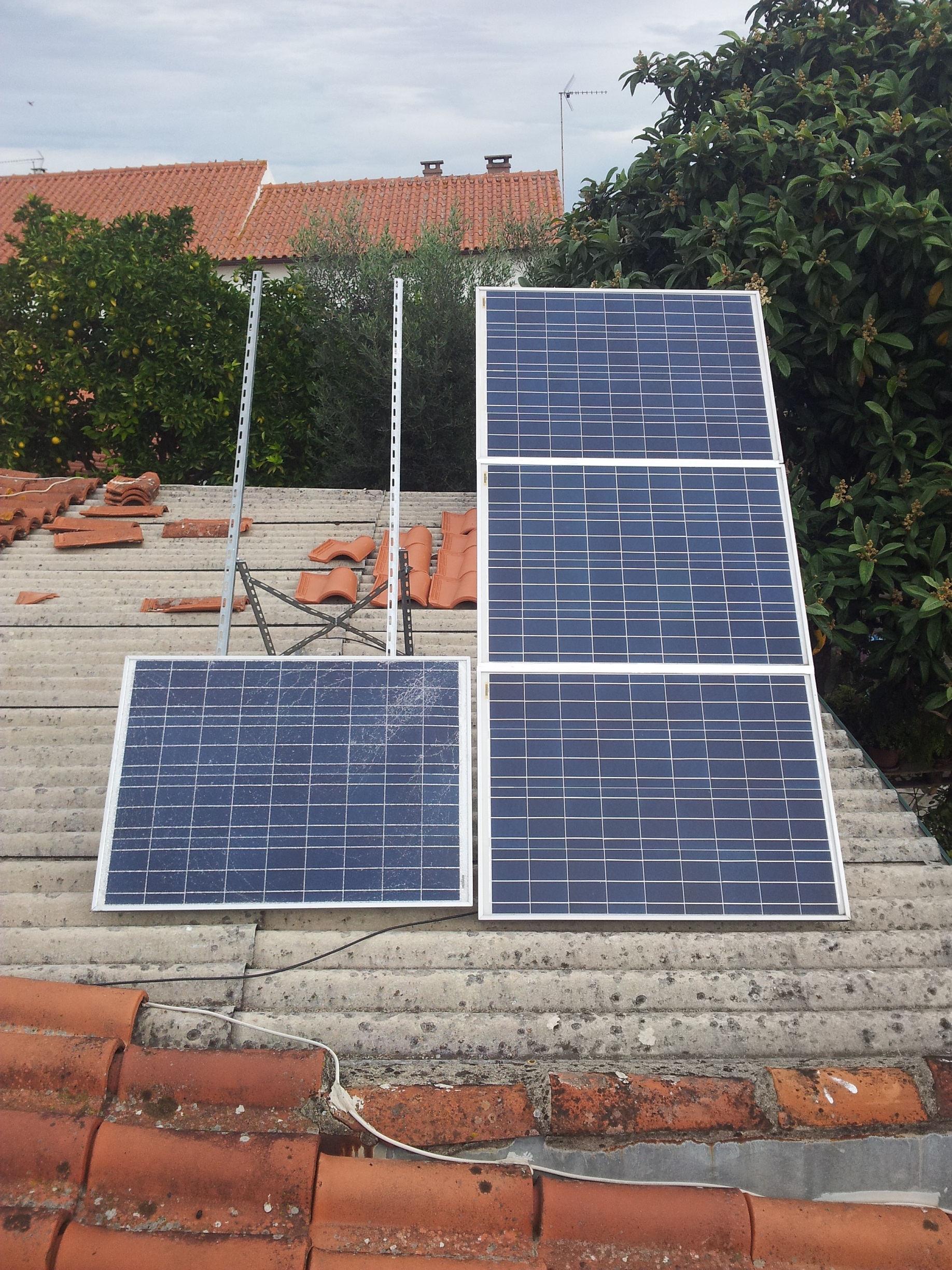 os 3 painéis e mais um partido que agora vai andar em testes para ver se dá para ligar uma bomba solar para refrescar os painéis