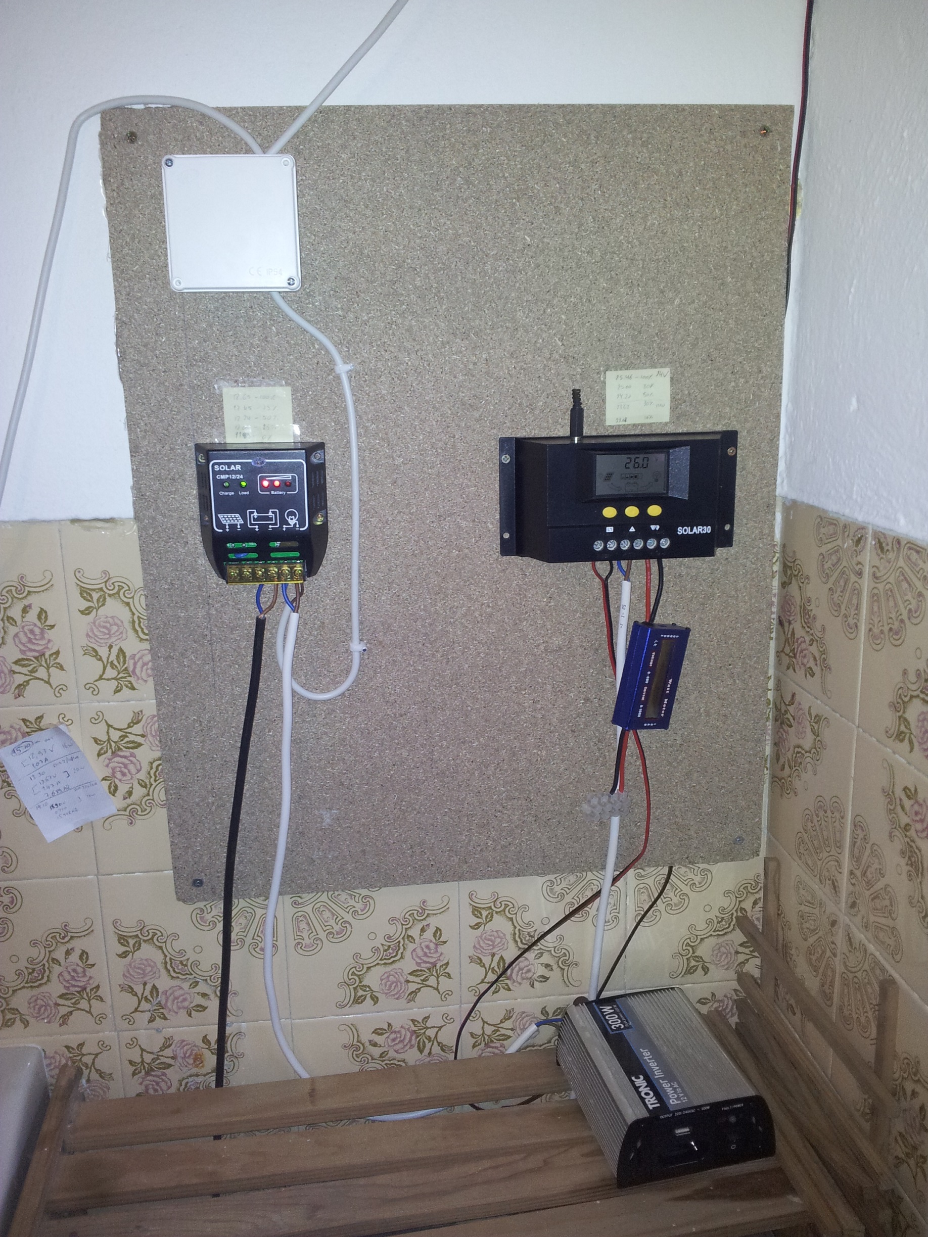 os meus controladores de carga um para a bateria do carro 12v e outro para as baterias da cadeira de rodas 24v