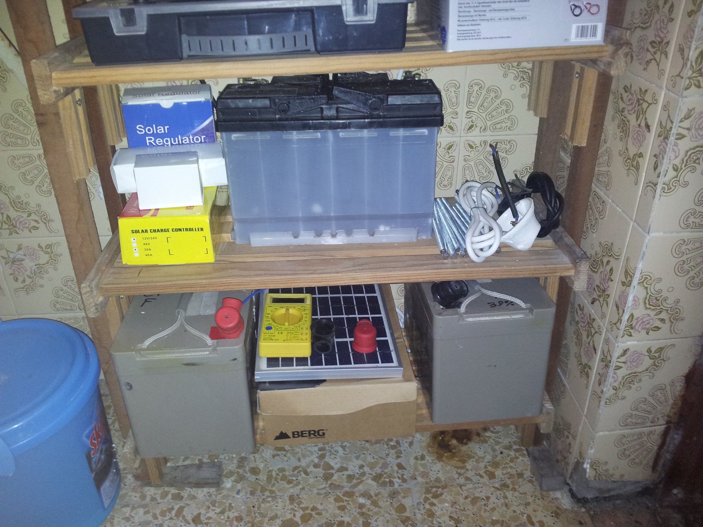 as minhas baterias e aproveitar para arrumar coisas... e o meu primeiro painel de 5w :)
