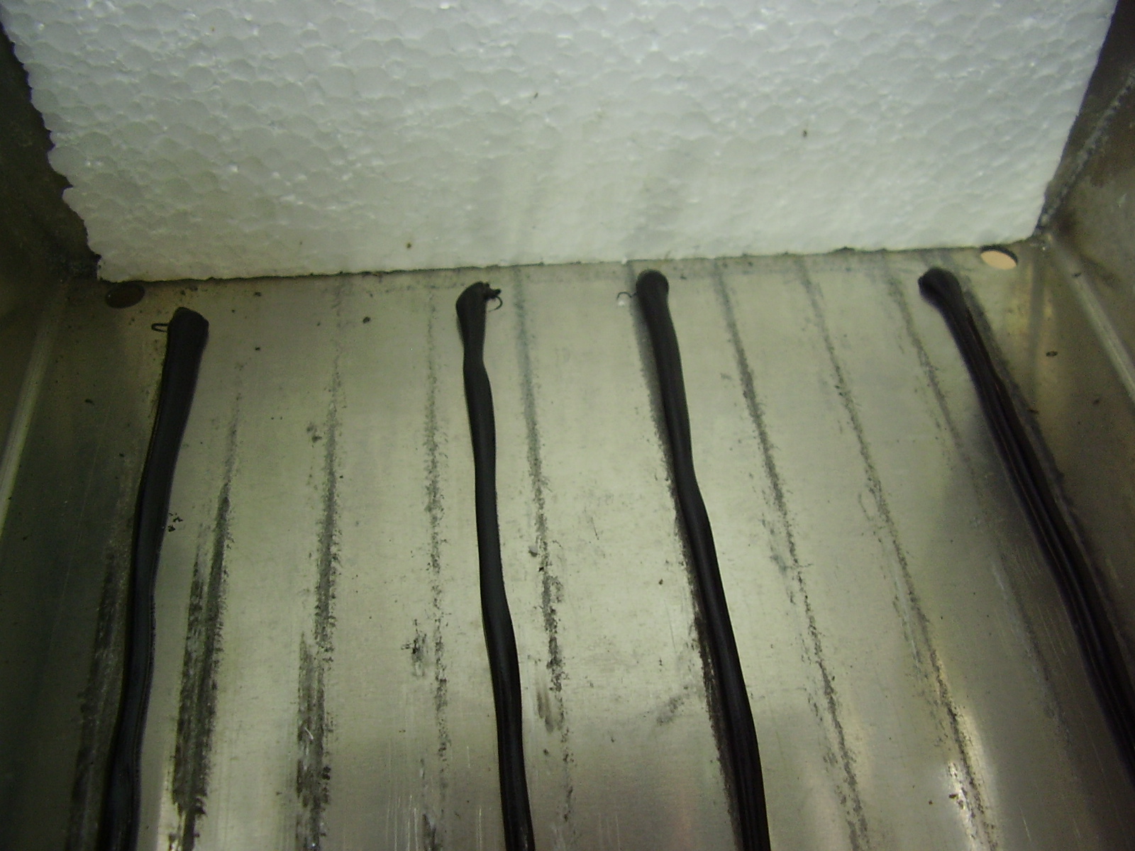 Painel de isolamento nos topos.<br />Fios de cola-e-veda para algum amortecimento (estes vão ter de secar durante umas 5 horas para manter alguma consistência quando lhes for colocado as células).