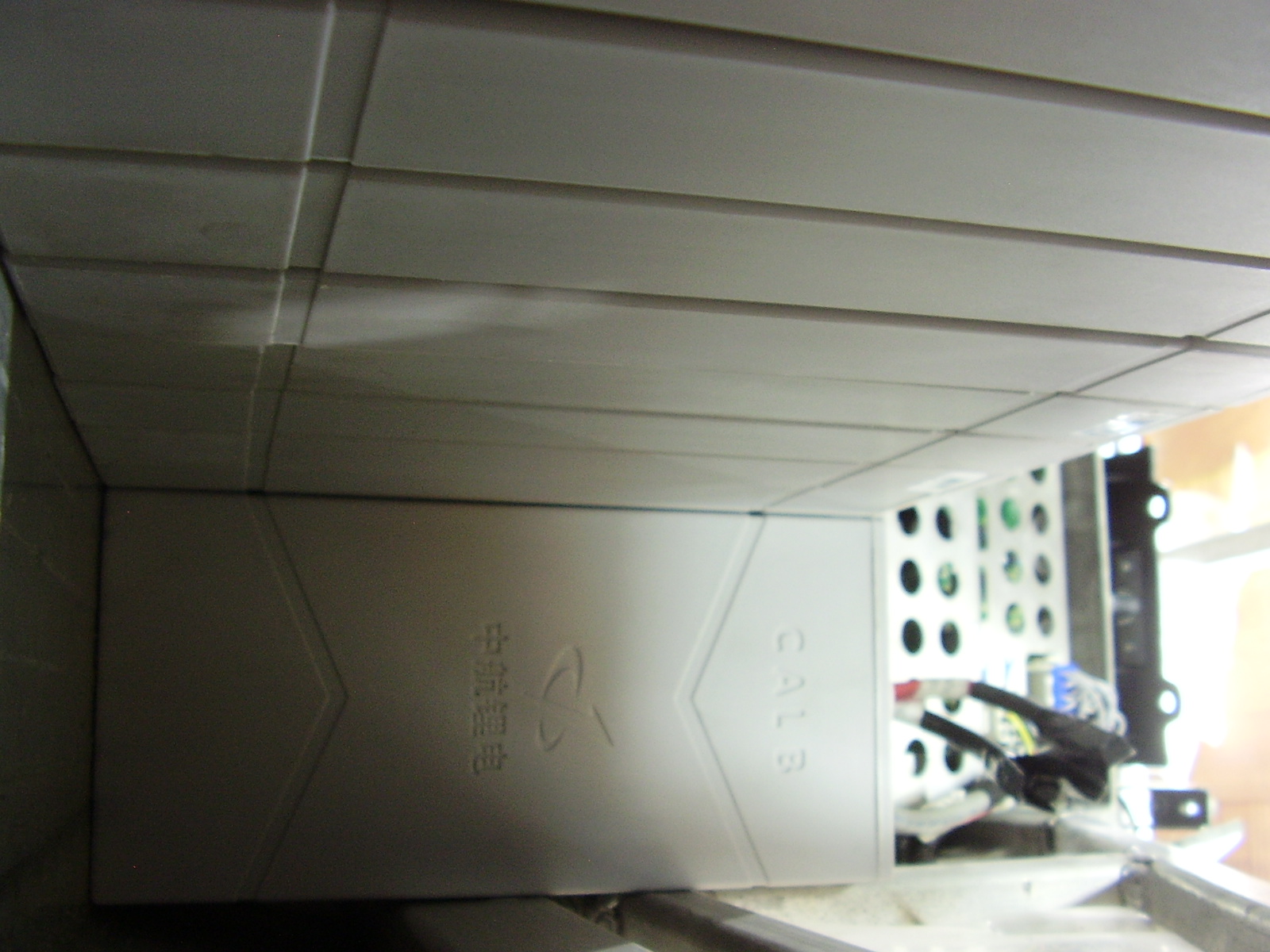 Uma perspectiva do interior da caixa das baterias, com já algumas lá colocadas para ensaio.