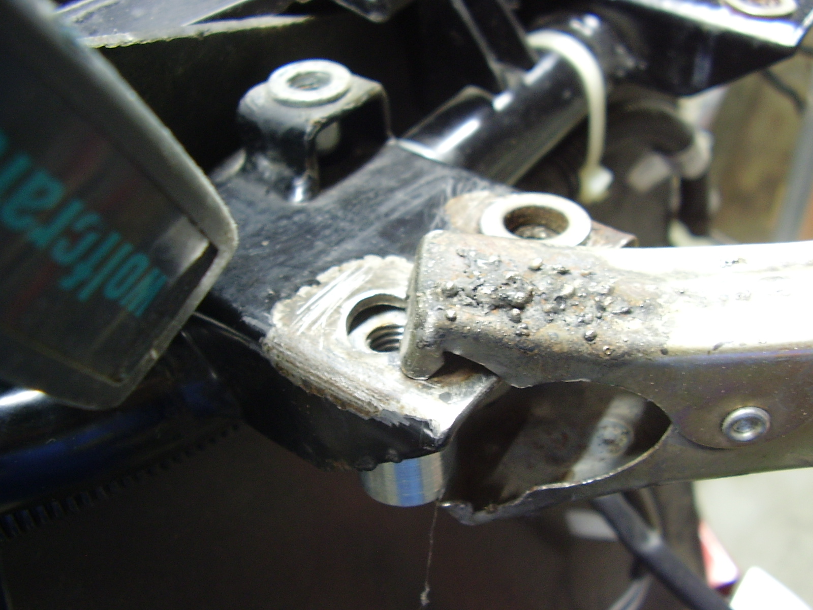 Na parte de trás, suporte do topcase, levando uma rosca de 8mm para o parafuso depois agarrar o suporte. A original teve se sair  ao pedaços, por ter moito a bucha metalica que fica rebitada ao quadro da mota.