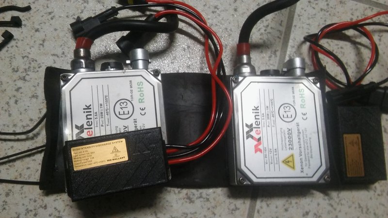xenon. Os 2 &quot;velhotes&quot;, 1 deles avariado e em cima o substituto...