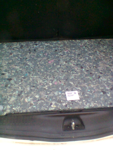 fundo do porta bagagens sem o "tapete" preto