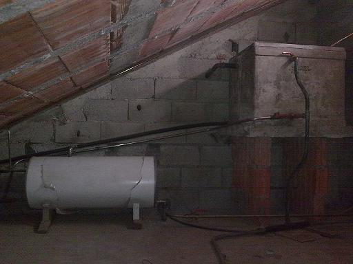 acumulador de agua quente mais deposito de agua fria (que é usado se faltar a agua).JPG