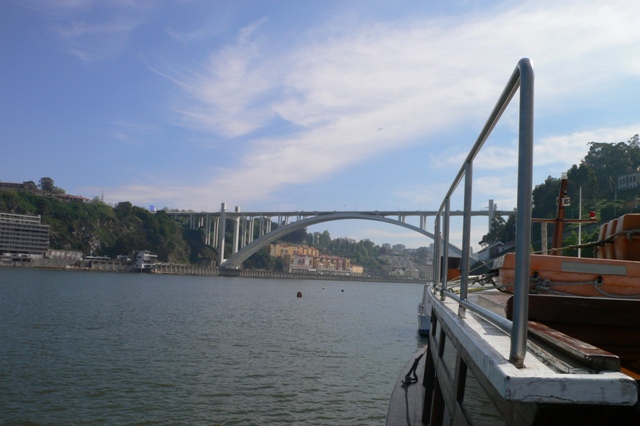 Atravessando o Rio Douro com a Ponte da Arrábida ao fundo