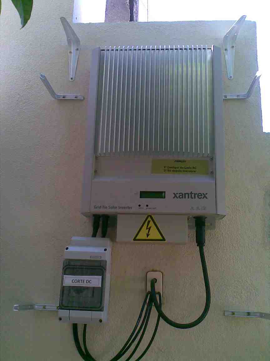 Instalação da cobertura de protecção do inversor.