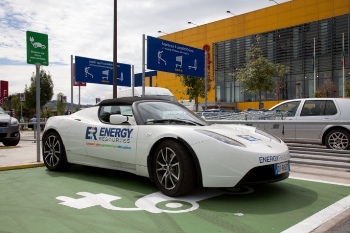 tesla_roadster_ikea.jpg