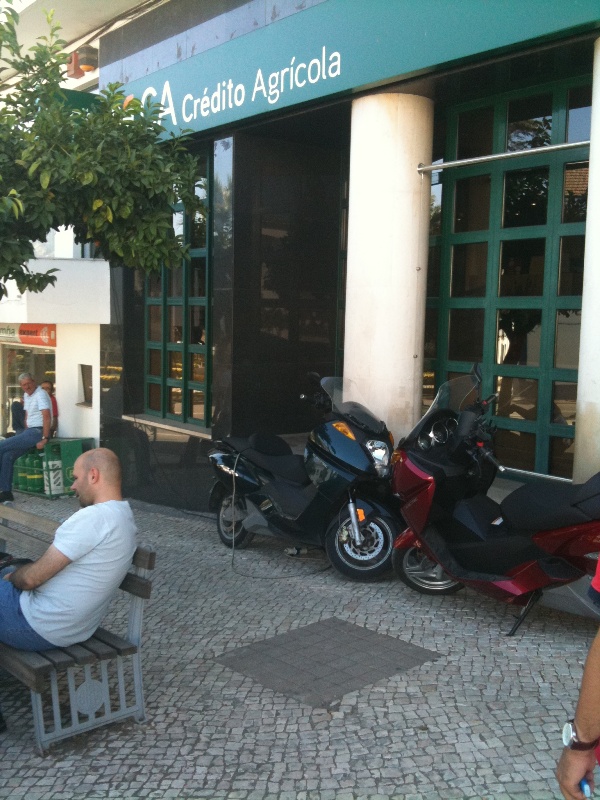 Vectrix carregando num balcão do banco CCAM