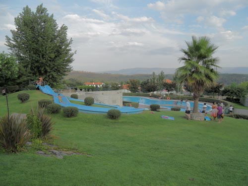 A piscina onde o uggabugga e o volt tanto se divertiram. Pareciam crianças a descer pelo escorrega