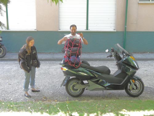 Volt e a sua pilha de malas.