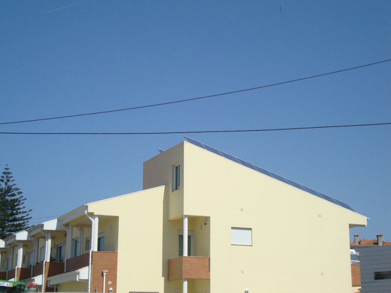 Vista da moradia com os painéis no telhado
