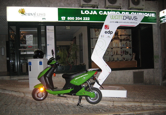 O posto de carregamento na Estrela (Rua Domingos Sequeira)