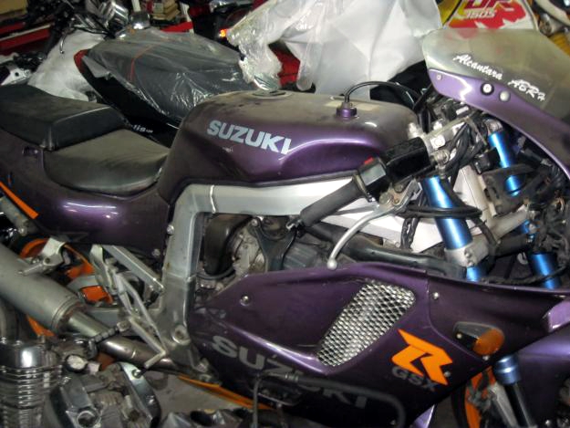 2011-01-13_Suzuki-GSXR-750roxa-Terrugem.jpg