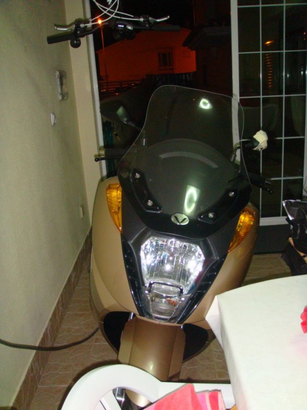 Aqui está ela a receber electroes na garagem...