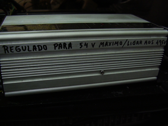 Atendendo às caracteristicas das celulas, e ao uso que eu lhe pretendo dar (que é fazer as cargas um pouco por baixo do limite maximo), regulei o alimentador para uma tensão maxima de carga de 3,6V por celula (sendo a serie de 15, prefaz os 54V).