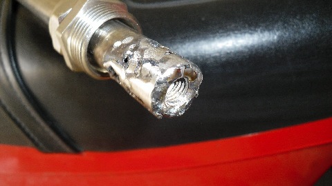Porca em inox pré-soldada a inox no braço interior. Falta tapar uns buraquitos. soldar a inoc num tubo tão fino, não é fácil ehehehehehehehe, mas com calma vai