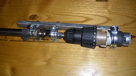 Pormenor do suporte do motor, de uma velha aparafusadora chinoca. As baterias foram-se e como não há à venda, porque não utilizar. Abucha aperta directamente na vara roscada