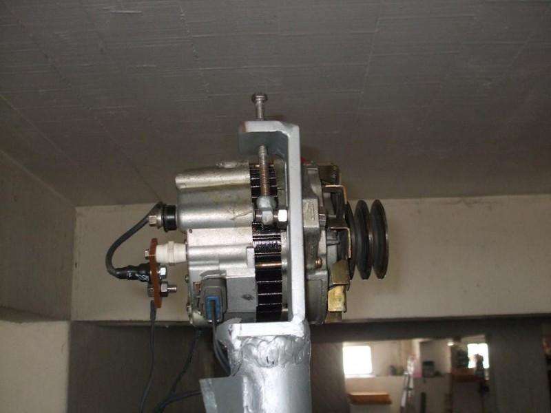 Sistema para esticar a correia, Estou a pensar adaptar mais abaixo, uma poli de multiplicação 1x2.5 ou 3, mas isso ainda terei de fazer testes, para achar um compromisso entre o torque e a rotação das pás.