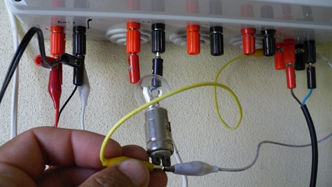Lãmpada de 12V 21W a servir como carga para a segunda saída do relé, quando ele disparar após a bateria atingir a carga máxima