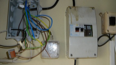 No quadro da esquerda, vai levar um inversor tripolar, para ou injecta a tensão nos circuitos que estão ligados, ou, em caso por exemplo de avaria, mete energia da rede. Do lado direito um velho quadro com um diferencial de 30mA, para protecção. Tem terra dedicada. E um disjuntor de 6A para prevenir curto circuitos. Ao centro uma tomada monofásica estanque com terra