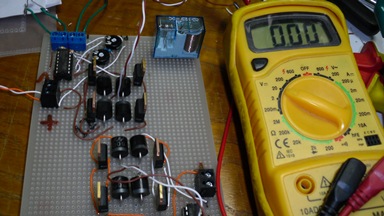 Aqui, no ponto de equilibrio, as duas ldr estão calibradas e areceber a mesma luminosidade. Se meter mais luz para a esquerda, aparecem 12V negativos, se desviar para a direita, aparecem 12V positivos. Ou seja o motor cc rodará para um sentido ou para o outro até chegar à posição equidistante. Para não estoirar com os transistores em caso de curto circuito no motor, vou meter relés controlados pelo circuito, os quais vão comandar o motor.